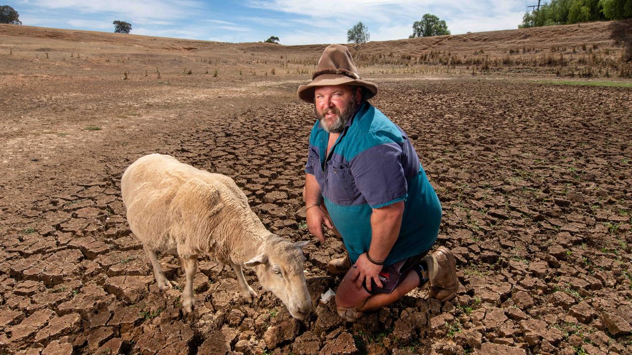 Horrific drought grips Victoria, thousands left to haul in water