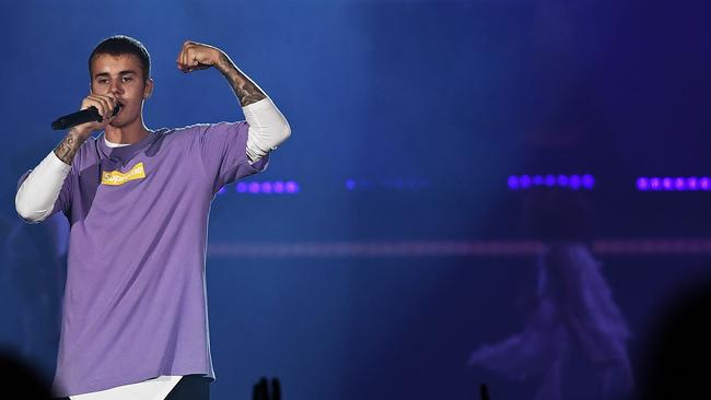 Justin Bieber Tells Fans The Reason He Stormed Off Stage In Manchester ...