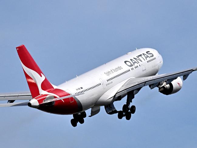 This picture taken on August 28, 2024 shows a Qantas plane taking off from Sydney International airport. Australian airline Qantas reported a slide in net profit as post Covid-19 fares dropped, but said it was working to rebuild its reputation after a string of public scandals. Net profit fell 28 percent to 48 billion USD in the financial year to June 30, the airline said. (Photo by Saeed KHAN / AFP)