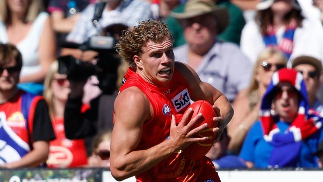 BALLARAT, AUSTRALIA - MARCH 24: Jed Walter of the Suns in action during the 2024 AFL Round 02 match between the Western Bulldogs and the Gold Coast SUNS at Mars Stadium on March 24, 2024 in Ballarat, Australia. (Photo by Dylan Burns/AFL Photos via Getty Images)