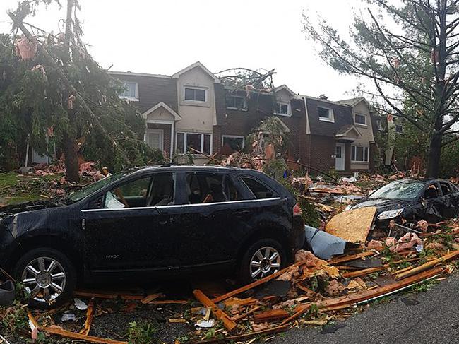 Destroyed buildings and cars are seen in Mont-Bleu, Gatineau, Quebec, close to Ottawa after a tornado shattered Canada's capital on September 21, 2018. - A tornado sparked chaos near the Canadian capital Ottawa on Friday, injuring dozens as homes were damaged, cars flipped over, and over 130,000 people left without power, local media said. Meteorologists reported gusts whipped up to around 120 miles per hour (190 kilometers per hour), with the city of Gatineau, about five miles north of the capital, taking the brunt. (Photo by Vincent-Carl LERICHE / AFP) / RESTRICTED TO EDITORIAL USE – MANDATORY CREDIT «  AFP PHOTO / VINCENT-CARL LERICHE] » - NO MARKETING NO ADVERTISING CAMPAIGNS – DISTRIBUTED AS A SERVICE TO CLIENTS [- NO ARCHIVE ]