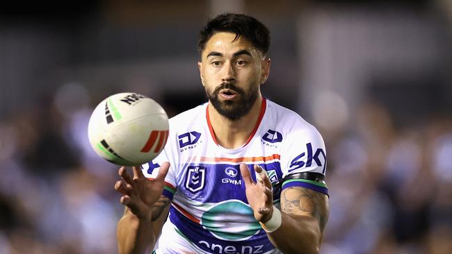 SYDNEY, AUSTRALIA - AUGUST 31: Shaun Johnson of the Warriors catches the ball during the round 26 NRL match between Cronulla Sharks and New Zealand Warriors at PointsBet Stadium, on August 31, 2024, in Sydney, Australia. (Photo by Cameron Spencer/Getty Images)