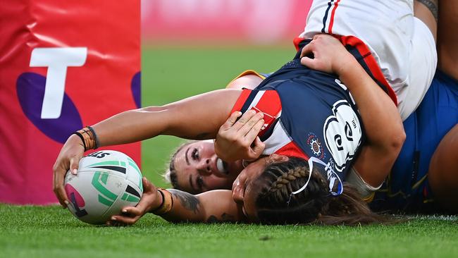 Sarah Togatuki scores a try (Photo by Albert Perez/Getty Images)