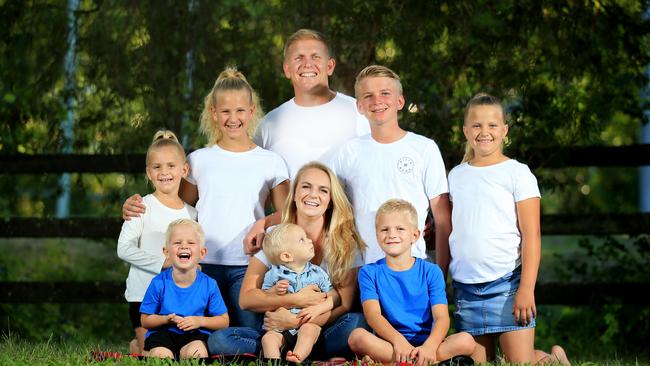 Emma and Ben Hannant with their seven children. PICTURE: Scott Powick