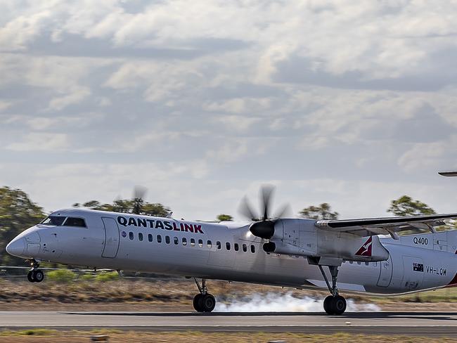 Covid-positive flight attendant stayed overnight in Gladstone