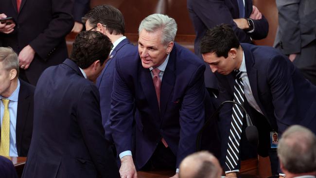 House Minority Leader Kevin McCarthy (R-CA) (C) talks to aids as the House of Representatives holds their vote for Speaker of the House. Picture; GettyImages/AFP.