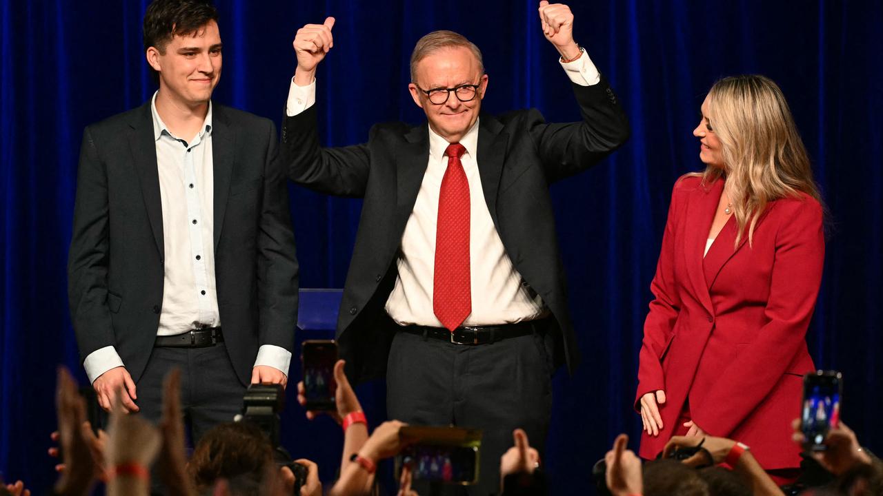 Australia's Prime Minister Anthony Albanese gestures between his partner Jodie Haydon and son Nathan after winning the general election at the Labor Party election night event in Sydney on May 3, 2025. Australia's left-leaning Prime Minister Anthony Albanese claimed victory in a general election on May 3, vowing to steer the nation through a rough patch of global uncertainty. (Photo by Saeed KHAN / AFP)