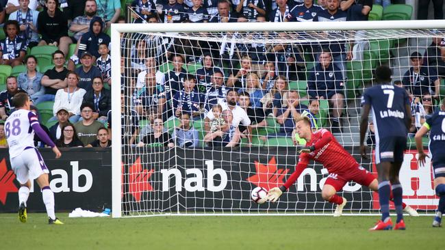Neil Kilkenny of Perth Glory scores from the penalty spot against Melbourne Victory. Picture: AAP