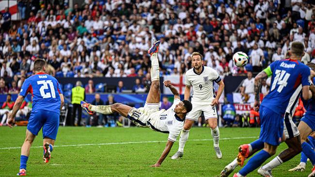 England's midfielder #10 Jude Bellingham shoots an overhead kick to score his team's first goal. (Photo by INA FASSBENDER / AFP)