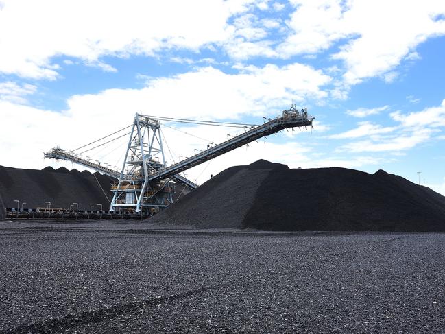 Coal at the Port of Brisbane.  QRC chief Ian Macfarlane and Resources minister Matt Canavan at Port of Brisbane. Monday November 19, 2018. (AAP image, John Gass)