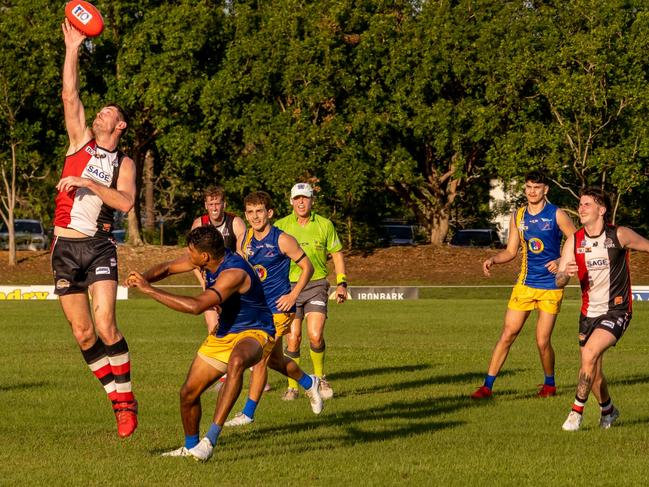 Matt Dennis picked up 29 hitouts against Wanderers in Round 2. Picture: AFLNT Media/David Bradley.