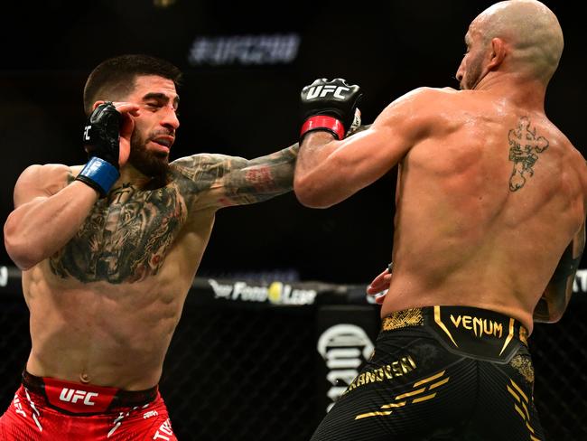 Anaheim , CA - February 17: Ilia Topuria (blue gloves) defeated Alexander Volkanovski (red gloves)  to  win the Featherweight Championship at UFC 298: Volkanovski vs. Topuria at the Honda Center in Anaheim, CA., on Saturday February 17, 2024. (Photo by Hans Gutknecht/MediaNews Group/Los Angeles Daily News via Getty Images)