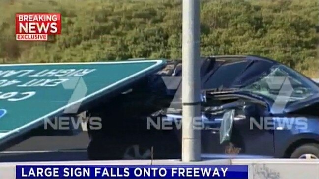  The sign fell on the Tullamarine Freeway at Strathmore just before 5:30pm on Tuesday.