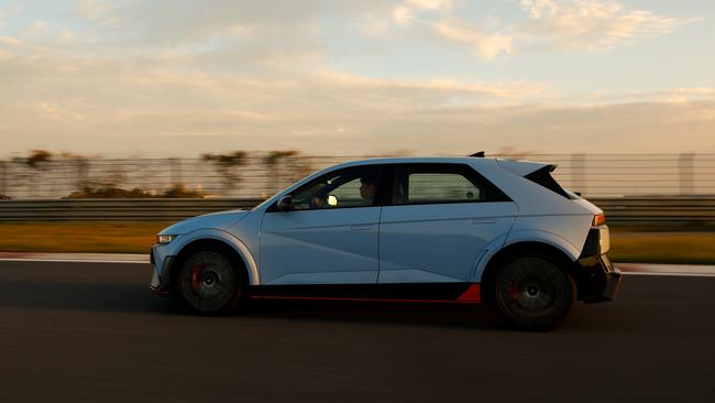 There are noticeable gear changes using the paddle shifters and fake negine noise replicates performance cars.