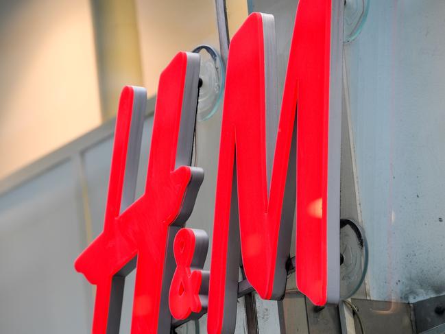 (FILES) This file photograph taken on April 2, 2020, shows the logo of H & M (Hennes & Mauritz AB) at a company store in central Stockholm. - Swedish ready-to-wear giant Hennes & Mauritz (H&M), which is gradually recovering from the effects of the coronavirus, reported on October 1, 2020, better than expected results in the third quarter, despite halving its net profit. (Photo by Fredrik SANDBERG / TT News Agency / AFP) / Sweden OUT