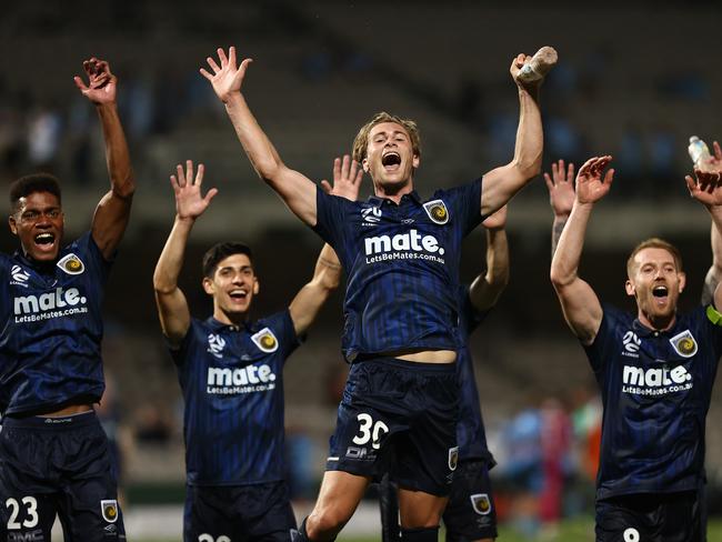 SYDNEY, AUSTRALIA - JANUARY 22: The Mariners celebrate victory after the A-League match between Sydney FC and the Central Coast Mariners at Netstrata Jubilee Stadium, on January 22, 2021, in Sydney, Australia. (Photo by Ryan Pierse/Getty Images)