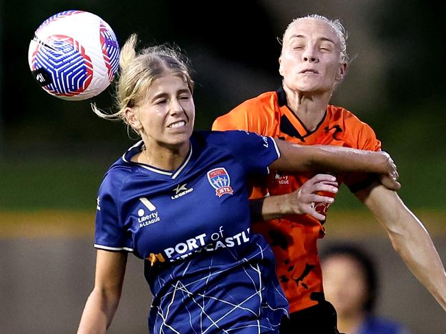 Zoe Karipidis and Tameka Yallop compete for the ball. Picture: Brendon Thorne/Getty Images