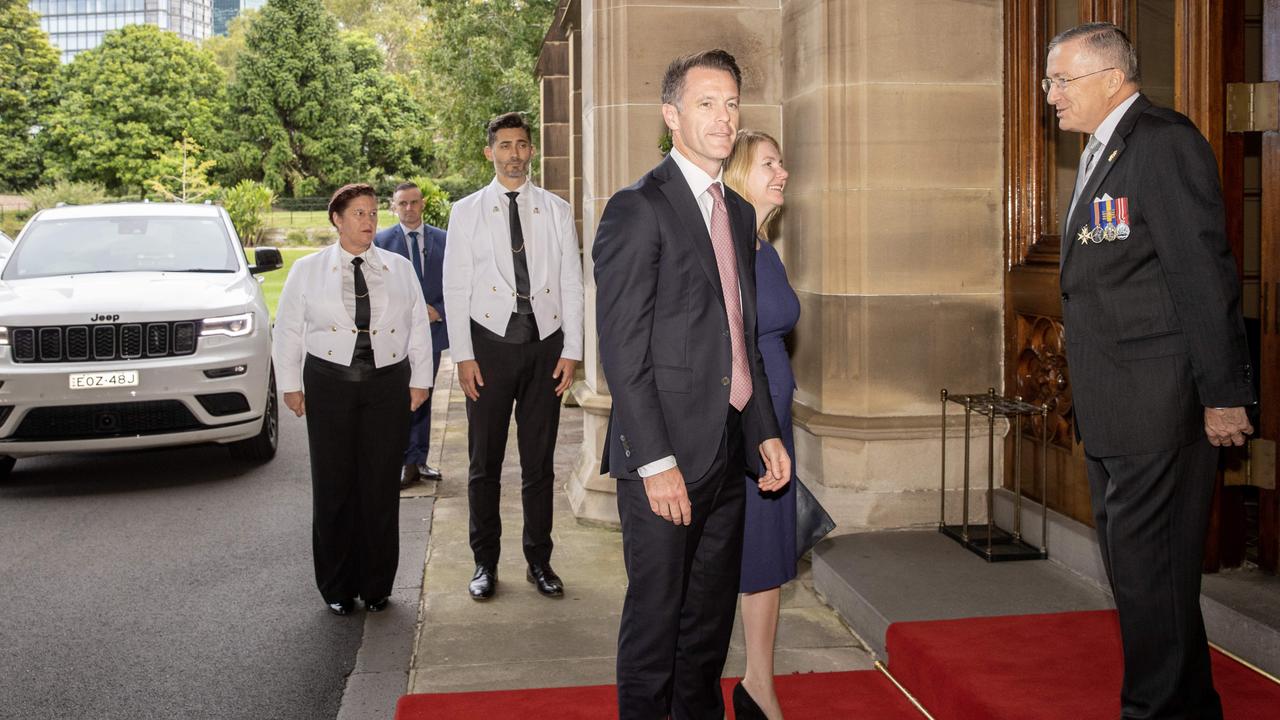 新南威尔士州州长克里斯·明斯 (Chris Minns) 与妻子安娜 (Anna) 抵达政府大楼。 图片：NCA NewsWire / Dylan Coker/ Pool