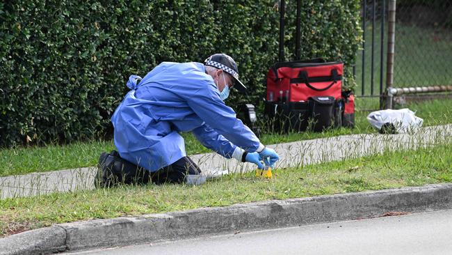 22/01/2023: SES and Police search and test along the footpath, and flowers left with a card to Ã¢â¬ÅDavidÃ¢â¬Â, where a stabbing murder took place last night outside 200 Newmarket rd , Newmarket, Brisbane. pic Lyndon Mechielsen/Courier Mail