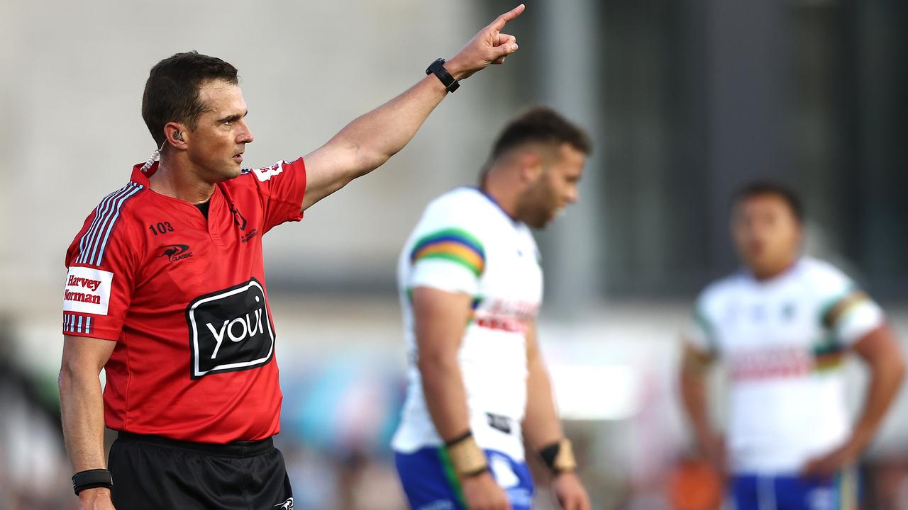 Referee Grant Atkins sends Sebastian Kris off. Picture: Jeremy Ng/Getty Images