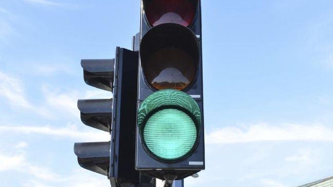 The RACQ has revealed a trick that could help turn traffic lights green.