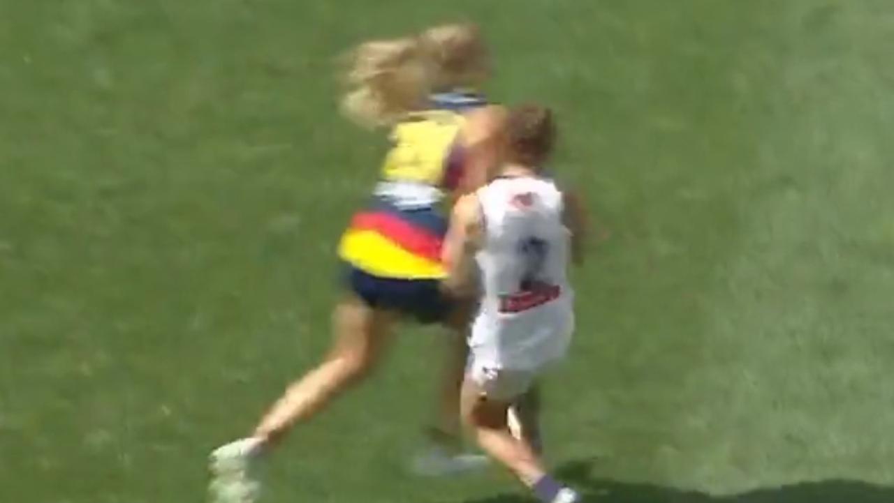 Montana McKinnon's bump on Kiara Bowers.