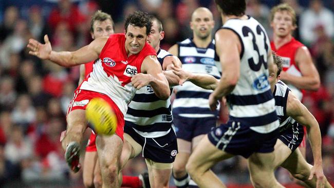 Nick Davis snaps his third goal in Sydney’s semi-final win over Geelong. Picture: Colleen Petch