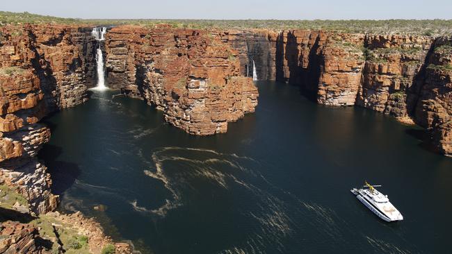 Tour boat at the King George Falls