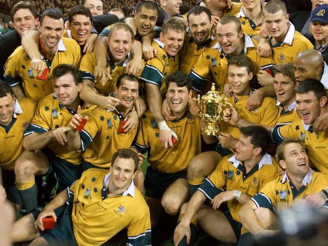 Wallabies players pose with William Webb Ellis trophy after Australia defeated France in 1999 World Cup final at Millennium Stadium in Cardiff, 06/11/1999.