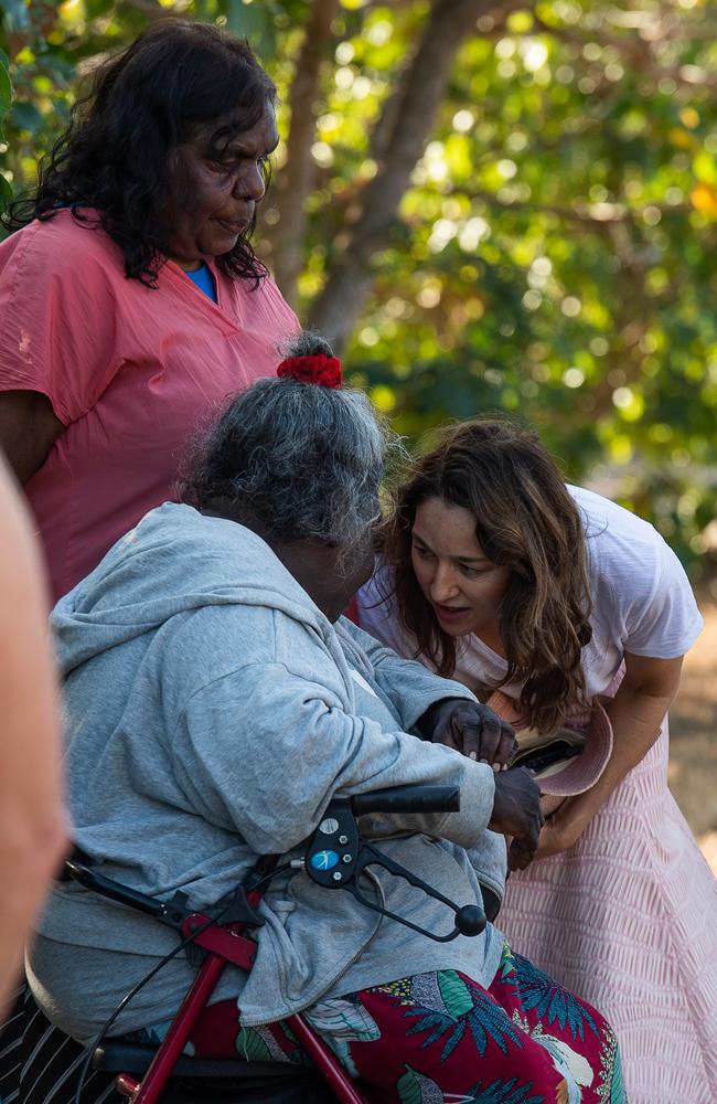 Ngeygo Ragurrk's older sister Mary Malbiynga talks to counsel assisting the coroner Peggy Dwyer during a ceremony at Mindil Beach, where on December 23 2019 the 40-year-old was killed by her partner Garsek Nawirridj. Picture: Pema Tamang Pakhrin