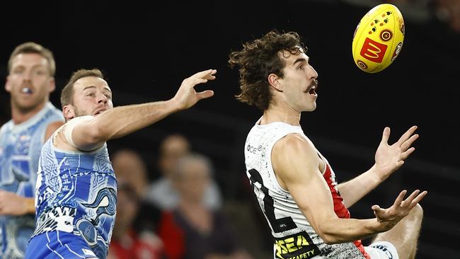 ... and completes the juggling mark. Picture: Darrian Traynor/AFL Photos/Getty Images