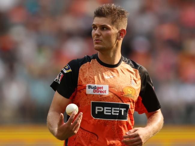 PERTH, AUSTRALIA - JANUARY 13: Aaron Hardie of the Scorchers prepares to bowl during the BBL match between Perth Scorchers and Brisbane Heat at Optus Stadium, on January 13, 2024, in Perth, Australia. (Photo by Will Russell/Getty Images)