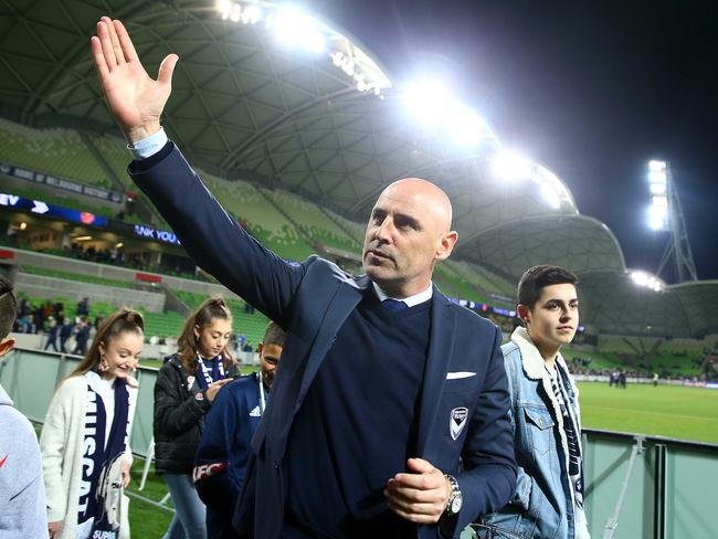 MELBOURNE, AUSTRALIA - MAY 22: Melbourne Victory coach Kevin Muscat farewells the crowd after coaching his last match for the club, the AFC Champions League Group Stage match between Melbourne Victory and Sanfrecce Hiroshima at AAMI Park on May 22, 2019 in Melbourne, Australia. (Photo by Robert Cianflone/Getty Images)