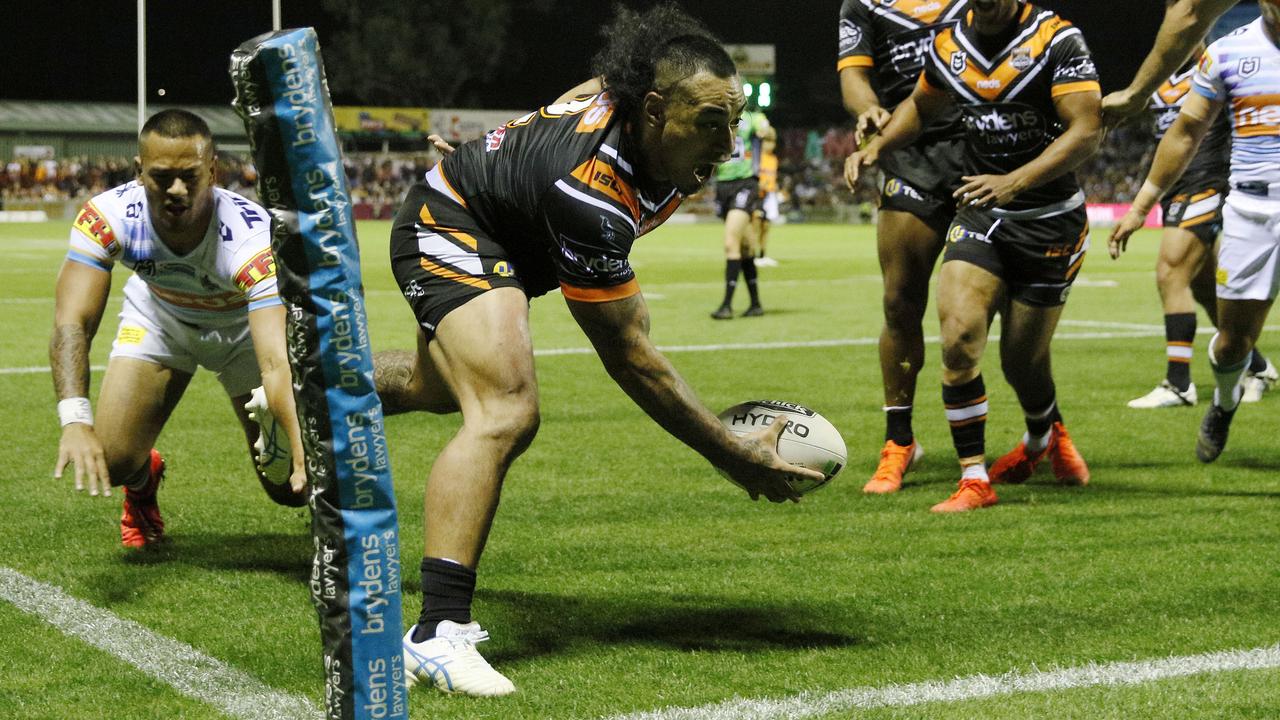 Mahe Fonua scores his first try of the evening 