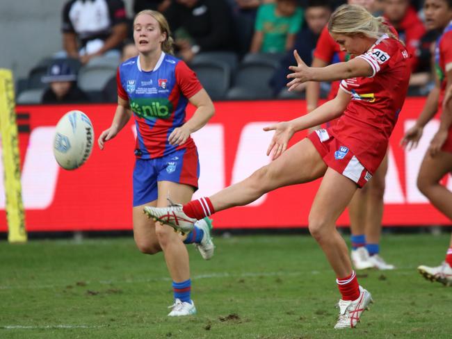 Kasey Reh goes long for Illawarra. Picture: Warren Gannon Photography