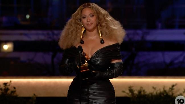 Beyonce accepts the Best R &amp; B Performance award.