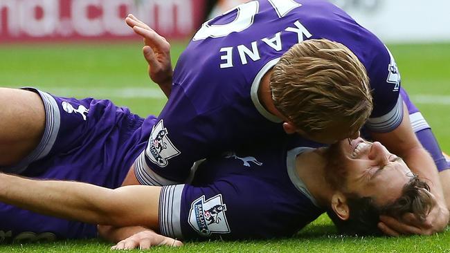 Tottenham Hotspur's English striker Harry Kane (up) attends to Tottenham Hotspur's English midfielder Ryan Mason, as he lies injured after scoring the opening goal of the English Premier League football match between Sunderland and Tottenham Hotspur at the Stadium of Light in Sunderland, north east England on September 13, 2015. Tottenham won the game 1-0. AFP PHOTO / IAN MACNICOL RESTRICTED TO EDITORIAL USE. No use with unauthorized audio, video, data, fixture lists, club/league logos or 'live' services. Online in-match use limited to 75 images, no video emulation. No use in betting, games or single club/league/player publications.