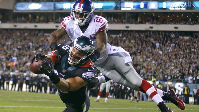 Philadelphia Eagles tight end Zach Ertz makes a touchdown catch against Dominique Rodgers-Cromartie.