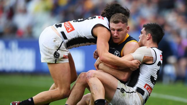 ADELAIDE, AUSTRALIA – JULY 16: Rory Laird of the Crows tackled by Trent Bianco of the Magpies and Brayden Maynard of the Magpies during the round 18 AFL match between the Adelaide Crows and the Collingwood Magpies at Adelaide Oval on July 16, 2022 in Adelaide, Australia. (Photo by Mark Brake/Getty Images)