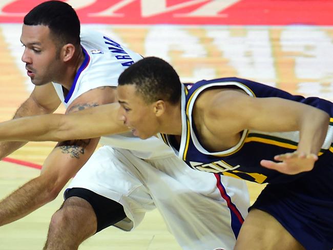 Jordan Farmer of the Los Angeles Clippers (L) vies for the ball with Dante Exum of the Utah Jazz (R) during their NBA game at Staples Center in Los Angeles, California on November 3, 2014 where the Clippers defeated the Jazz 107-101.AFP PHOTO/Frederic J. BROWN