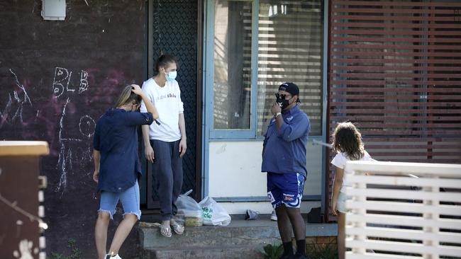 LeaderLife team members Taje Fowler and Alex Boney drop food and emergency supplies at the Monogham family’s home in Dubbo. Picture: Chris Pavlich