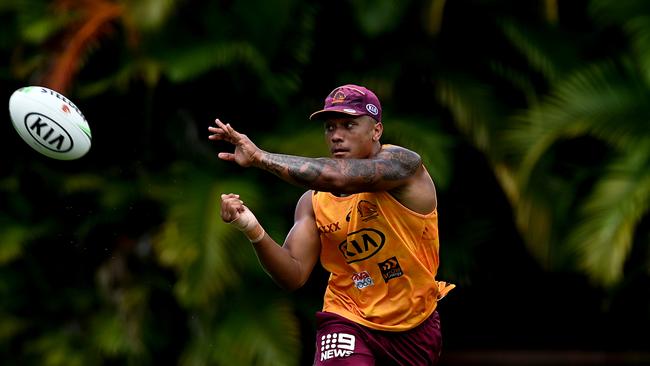 BRISBANE, AUSTRALIA – DECEMBER 01: Tesi Niu passes the ball during a Brisbane Broncos NRL training session at the Clive Berghofer Centre on December 01, 2020 in Brisbane, Australia. (Photo by Bradley Kanaris/Getty Images)