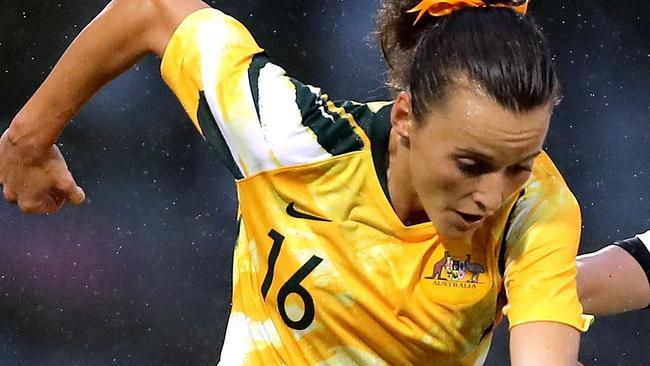 Australia’s Hayley Raso and Taiwan's Chen Yen-ping challenge for the ball during the women's Olympic football tournament qualifier match between Taiwan and Australia at Campbelltown Stadium in Sydney on February 7, 2020. (Photo by JEREMY NG / AFP) / -- IMAGE RESTRICTED TO EDITORIAL USE - STRICTLY NO COMMERCIAL USE --