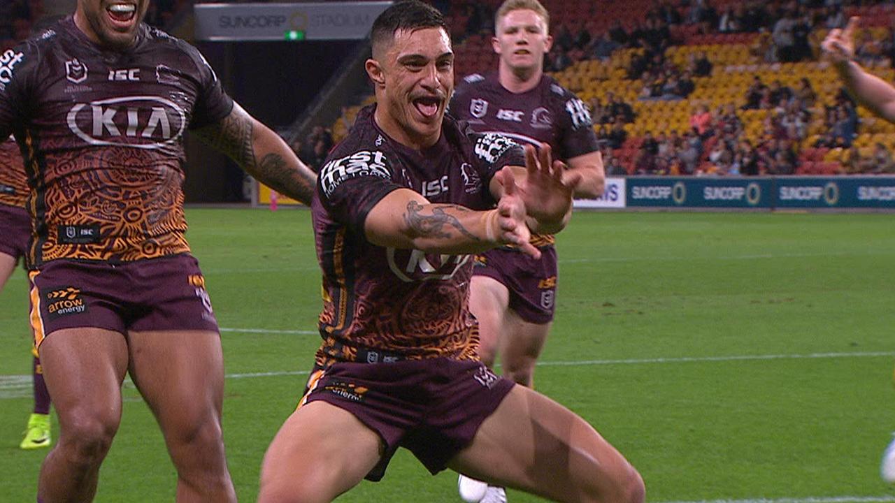 Kotoni Staggs celebrates his try