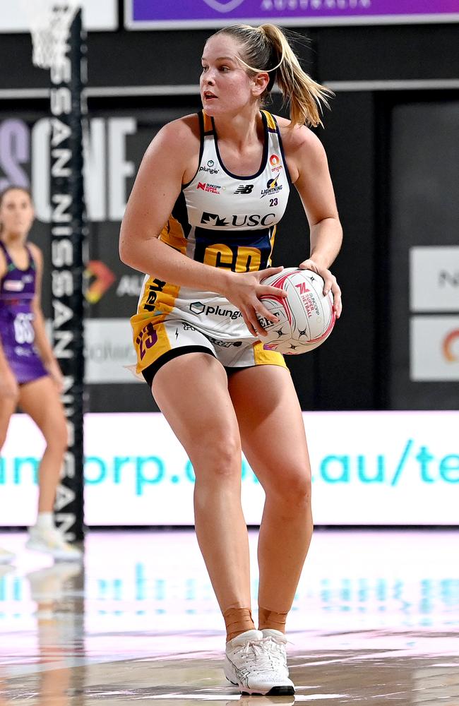 Tara Hinchliffe of the Lightning looks to pass during the round 11 Super Netball match between Queensland Firebirds and Sunshine Coast Lightning at Nissan Arena, on May 21, 2022, in Brisbane, Australia. (Photo by Bradley Kanaris/Getty Images)