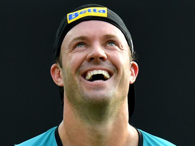 AB de Villiers of the Heat is seen warming up before the Big Bash League (BBL) cricket match between the Brisbane Heat and Melbourne Renegades at the Gabba in Brisbane, Sunday, January 19, 2020. (AAP Image/Darren England) NO ARCHIVING, EDITORIAL USE ONLY, IMAGES TO BE USED FOR NEWS REPORTING PURPOSES ONLY, NO COMMERCIAL USE WHATSOEVER, NO USE IN BOOKS WITHOUT PRIOR WRITTEN CONSENT FROM AAP