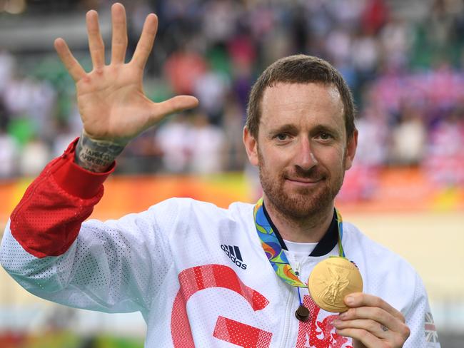 TOPSHOT - Gold medallists Britain's Bradley Wiggins poses on the podium after the men's Team Pursuit finals track cycling event at the Velodrome during the Rio 2016 Olympic Games in Rio de Janeiro on August 12, 2016. / AFP PHOTO / Eric FEFERBERG