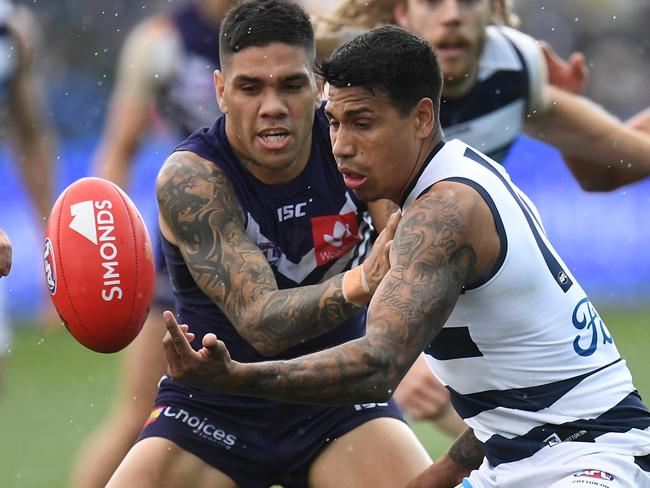 Micheal Walters of the Dockers (second from left) and Tim Kelly of the Cats (third from left) contest dduring the Round 22 AFL match between the Geelong Cats and the Fremantle Dockers at GMHBA Stadium in Geelong, Saturday, August 18, 2018. (AAP Image/Julian Smith) NO ARCHIVING, EDITORIAL USE ONLY