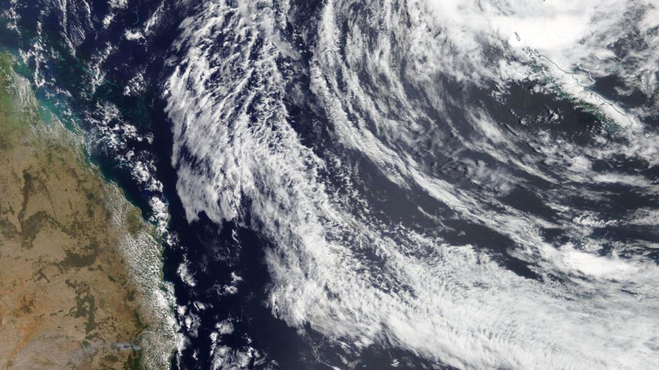 Cyclone Oma batters Queensland's coastline