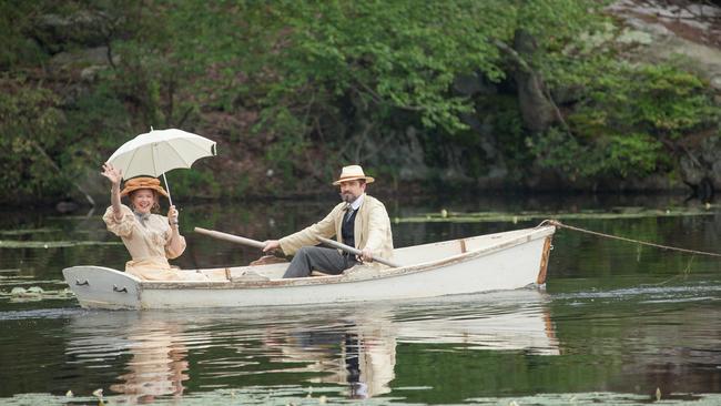 Annette Bening and Jon Tenney in a scene from film The Seagull